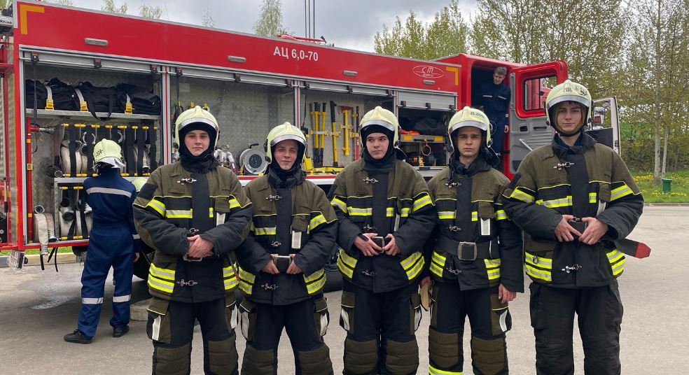 Они учатся быть пожарными в Зеленограде прошли практические занятия со студентами