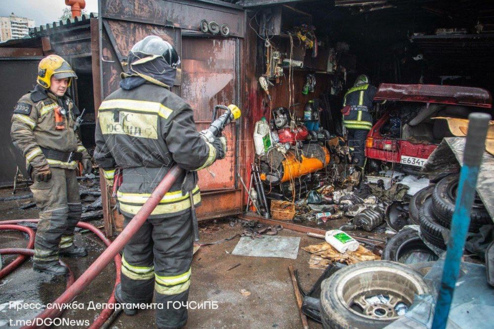Ликвидировали пожар в гаражах в районе Северное Тушино
